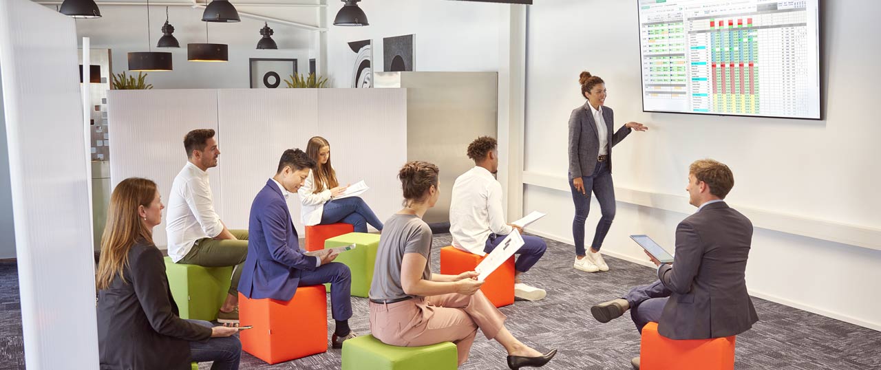 Grâce à l’option Réserver un bureau, tes collègues pourront facilement indiquer dans un aperçu visuel à quel moment ils viendront travailler au bureau.